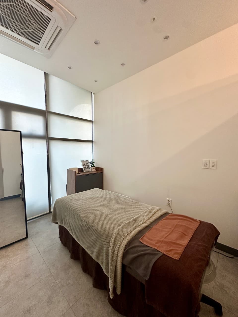 OM Aesthetic private treatment room